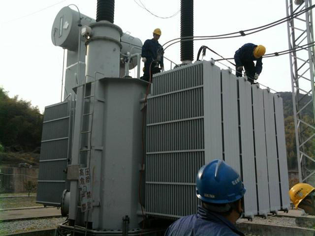 作業(yè)人員安全保護繩系在安全水平保護繩上，確保在變壓器本體上移動始終不會失去保護。